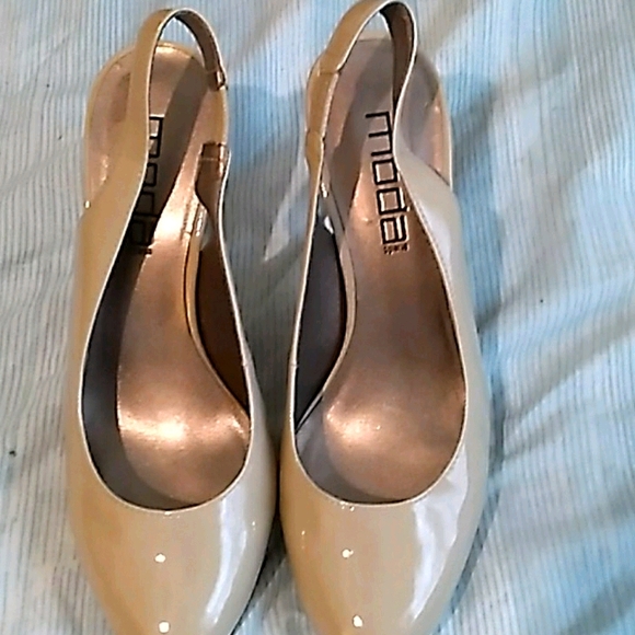 Moda Spana nude slingback closed toe heel